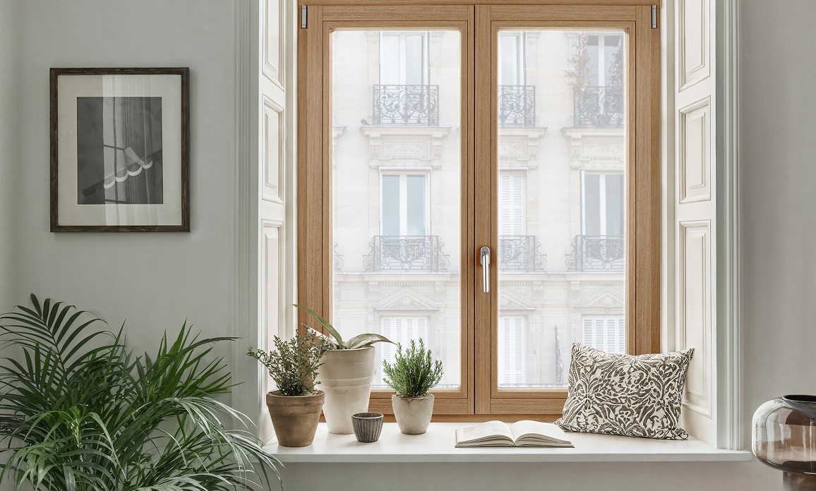 Teinte naturelle de lasure bois appliquée sur une fenêtre Bieber