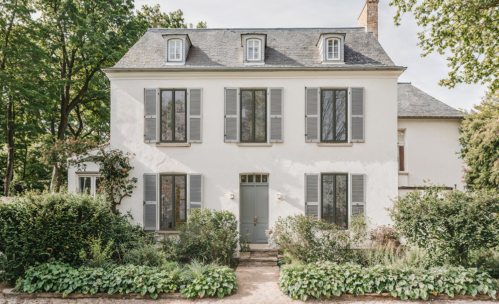 Fenêtres avec teintes de bois naturelles Bieber sur une maison au style haussmannien