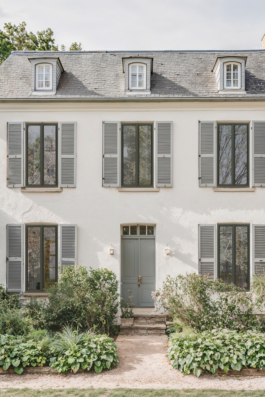 Fenêtres avec teintes de bois naturelles Bieber sur une maison au style haussmannien